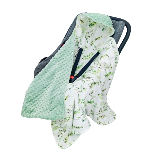 The baby blanket is the ideal size (90 x 90 cm) and is the perfect companion for your baby on the go. The practical press stud makes the blanket easy 